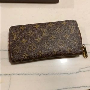 Louis Vuitton Zippy wallet